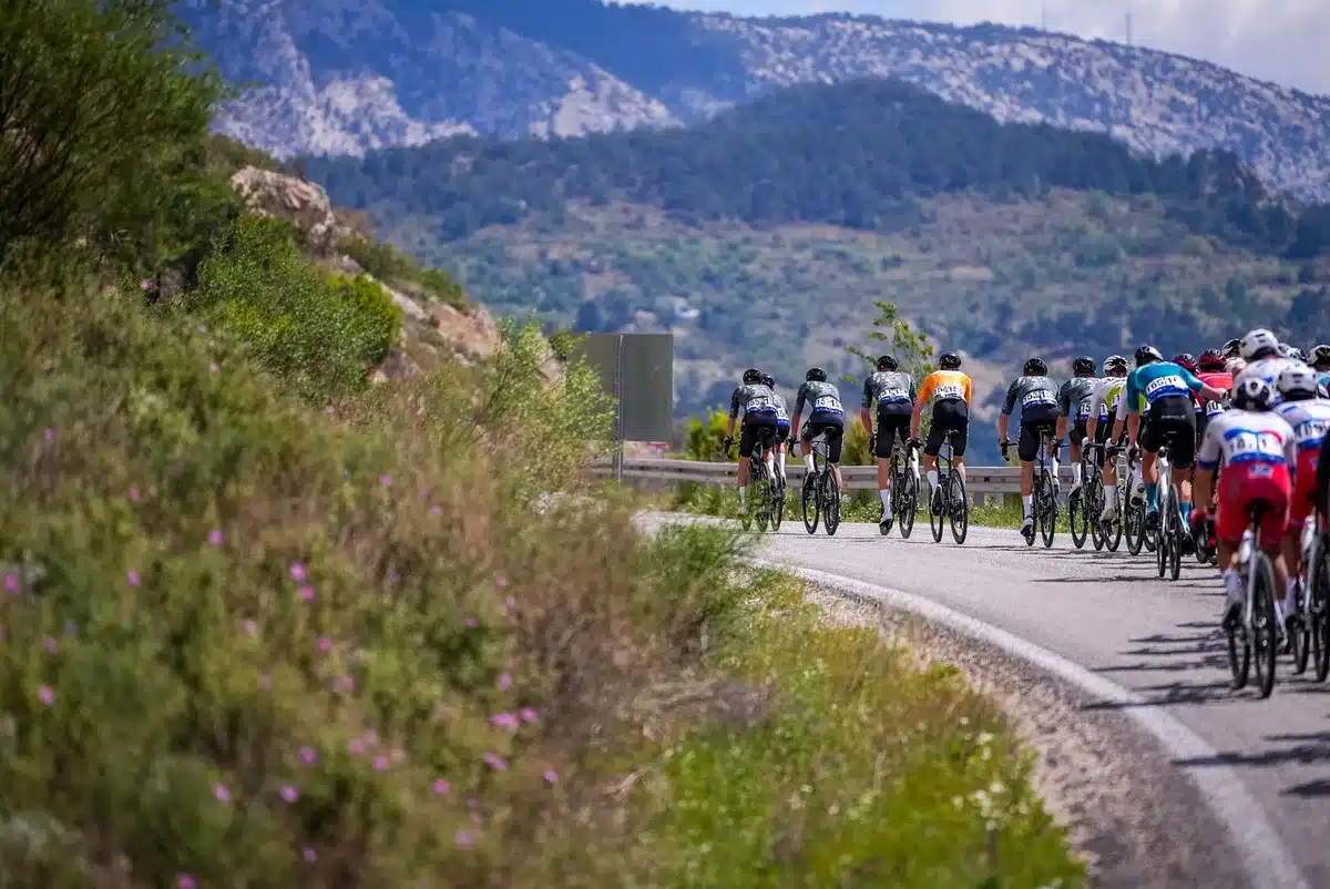 Grupo de ciclistas en fuga subiendo un puerto de montaña