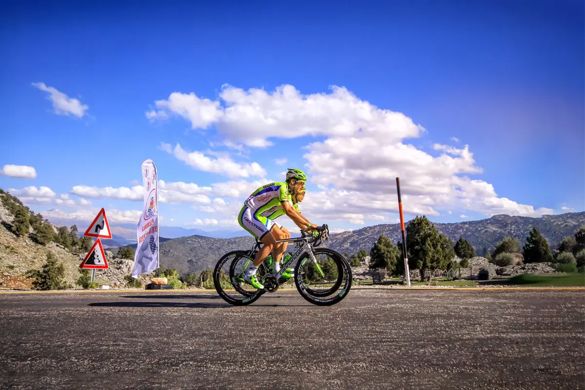 Ciclista compitiendo en una carrera WorldTour en terreno de montaña