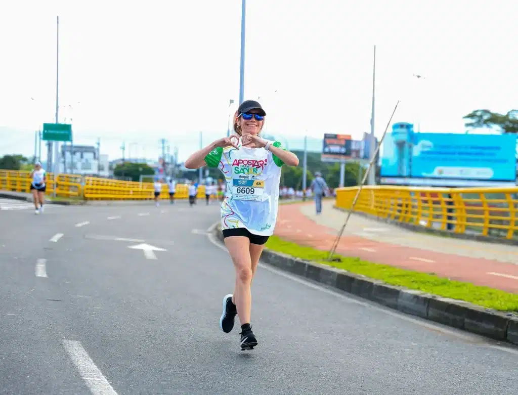 Corredora en la pista durante el entrenamiento, en movimiento con concentración y determinación.