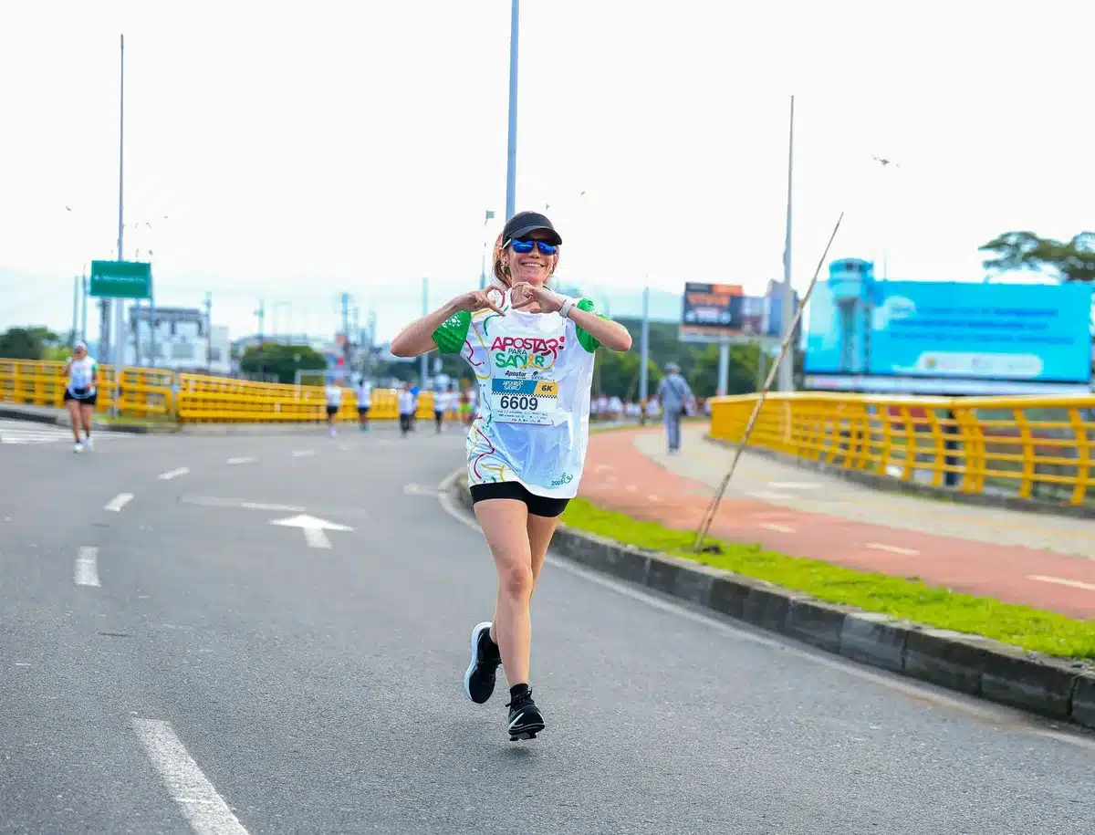 Corredora en la pista durante el entrenamiento, en movimiento con concentración y determinación.