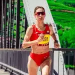 Corredora en los últimos metros de una carrera de 5.000 m en pista de atletismo