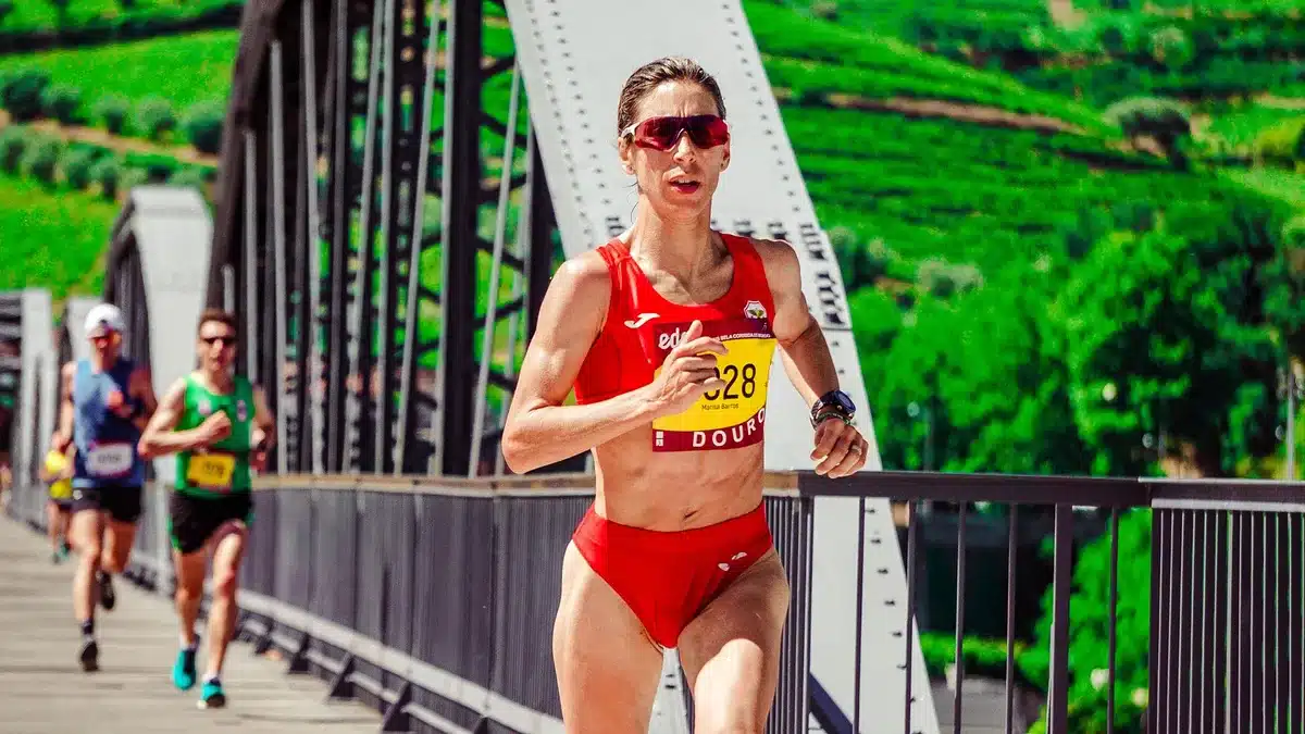 Corredora en los últimos metros de una carrera de 5.000 m en pista de atletismo