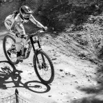 Ciclista de MTB en una pista técnica del bosque durante una carrera de montaña