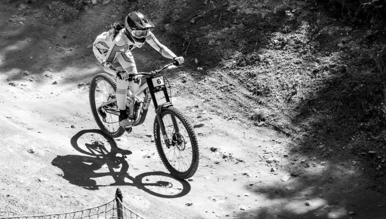 Ciclista de MTB en una pista técnica del bosque durante una carrera de montaña