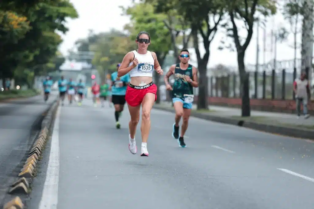 Corredor en plena carrera de 800 metros, en tensión máxima durante la competición en pista.