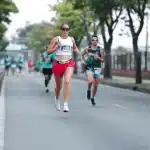 Corredor en plena carrera de 800 metros, en tensión máxima durante la competición en pista.
