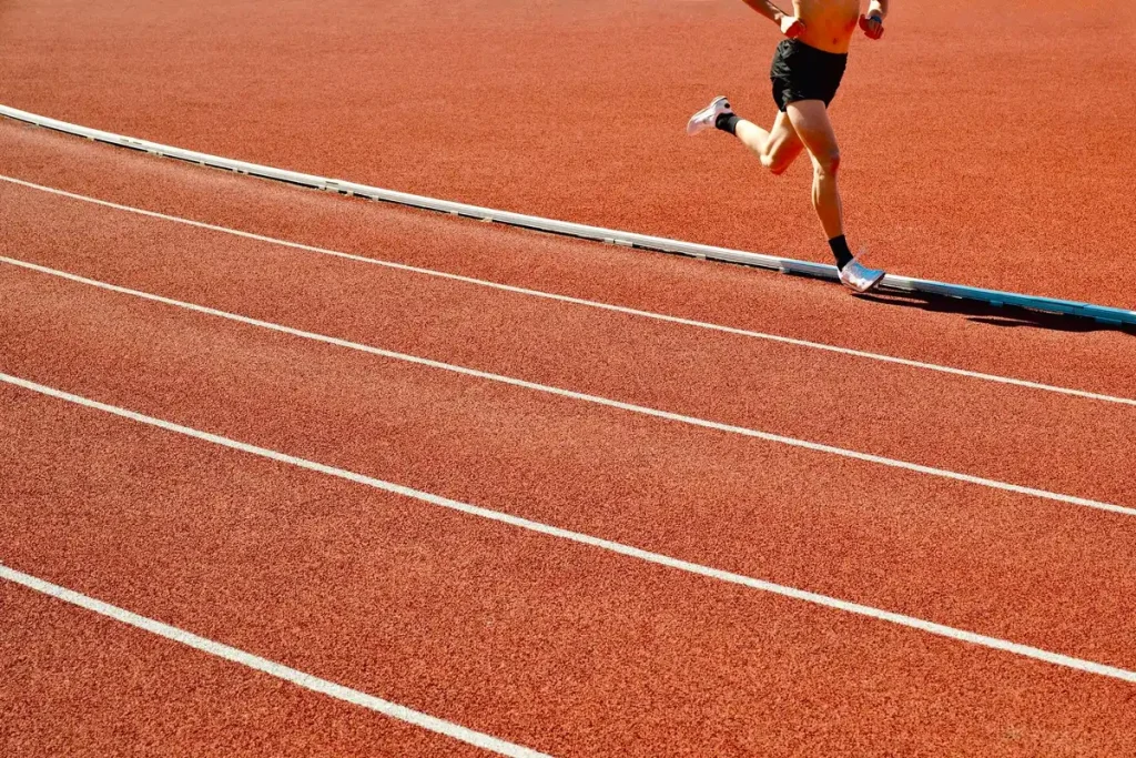 Atleta corriendo los últimos metros de una carrera de 800m en pista de atletismo