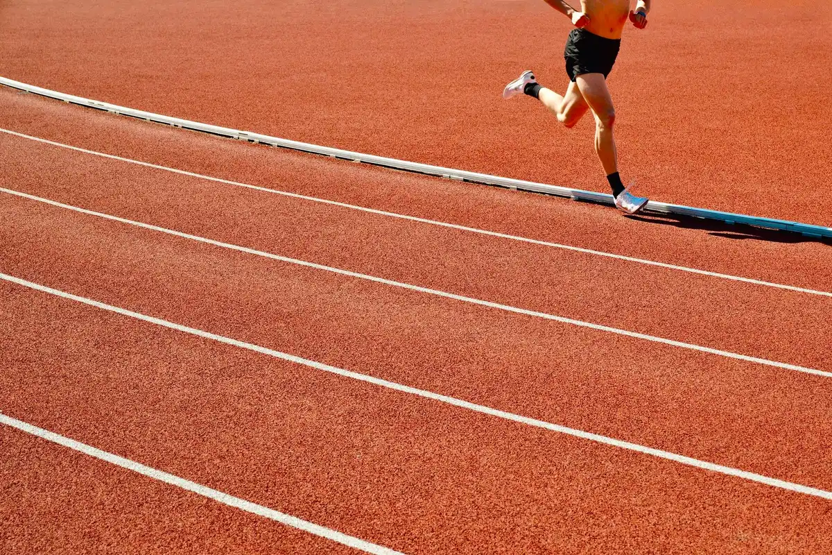 Atleta corriendo los últimos metros de una carrera de 800m en pista de atletismo