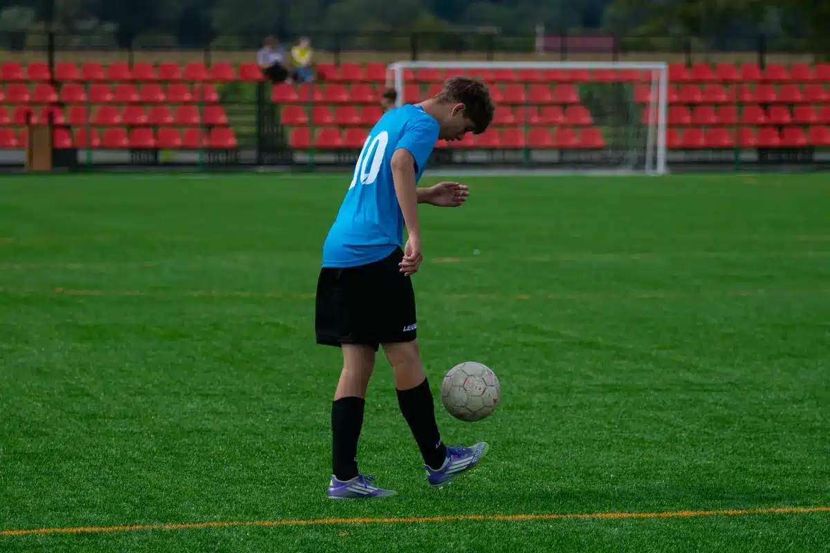Extremo izquierdo en acción durante un entrenamiento con balón en el campo.