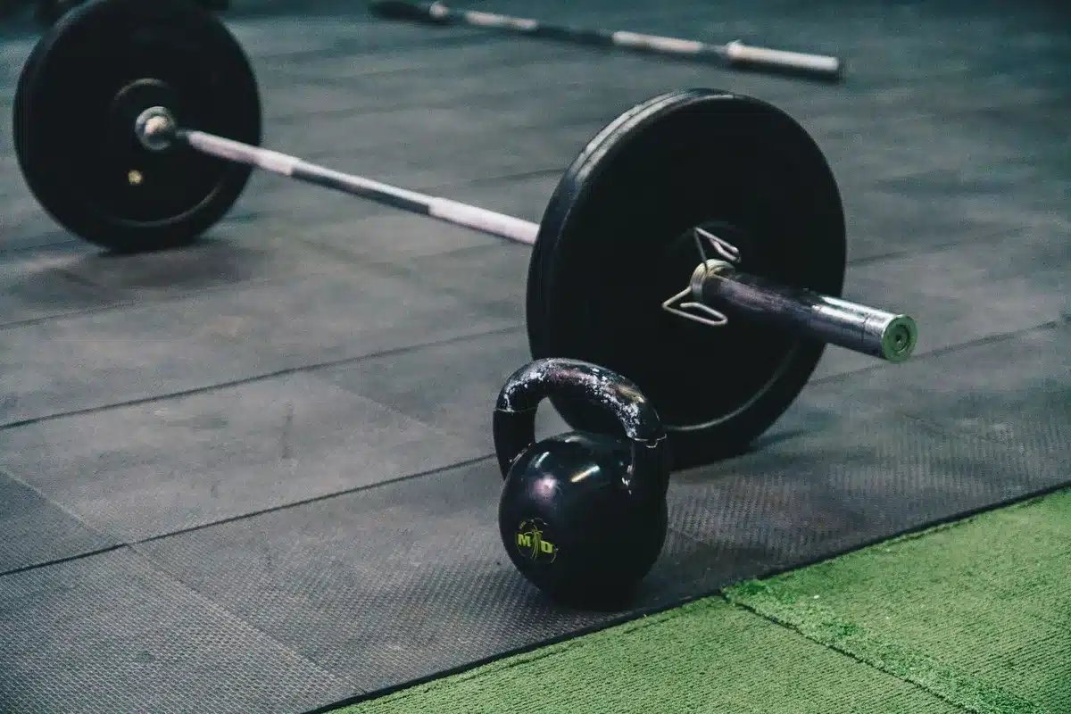 Atleta entrenando en gimnasio para fortalecer la musculatura necesaria en el esquí náutico.