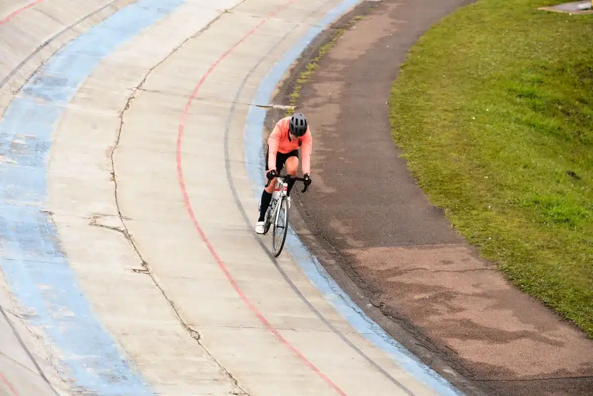 Ciclista femenina cruzando la meta en solitario tras una última vuelta decisiva