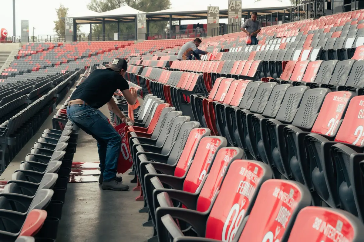 Aficionados planificando un viaje a un evento deportivo internacional