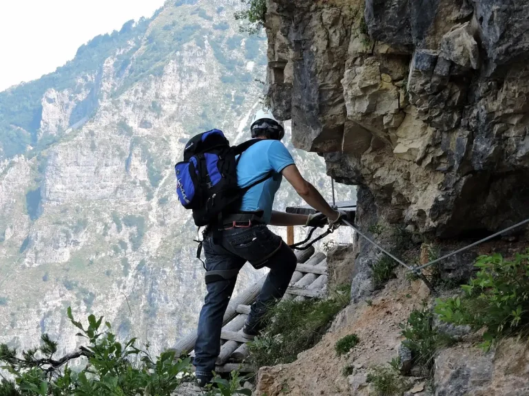 Ciclista femenina en solitario ascendiendo una montaña con otras rivales rezagadas de fondo