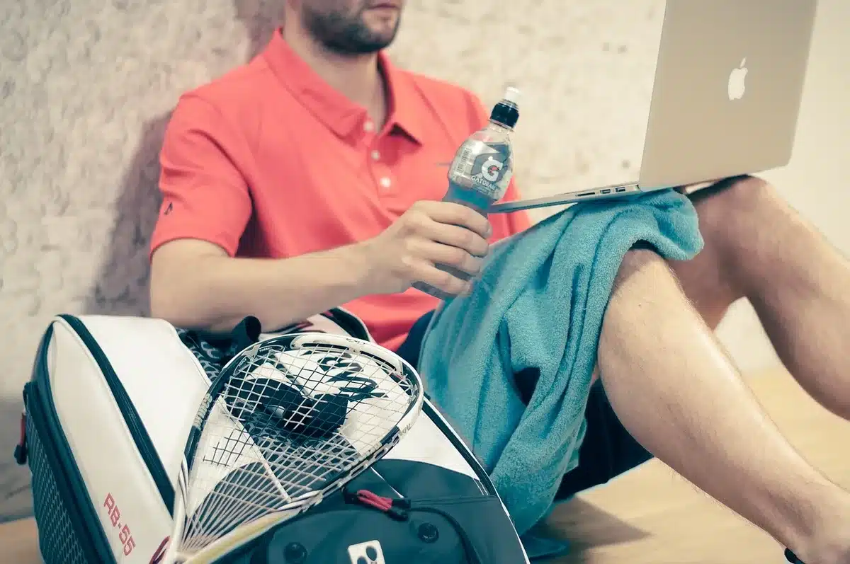 Jugador de tenis entrenando tras lesión, recuperando sensaciones en pista