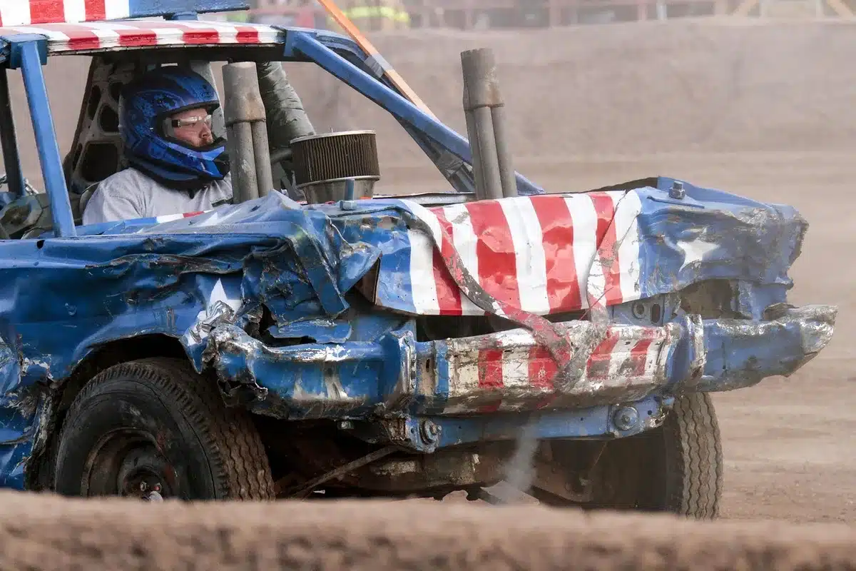 Choque en las primeras vueltas con restos en la pista y pilotos mirando el incidente