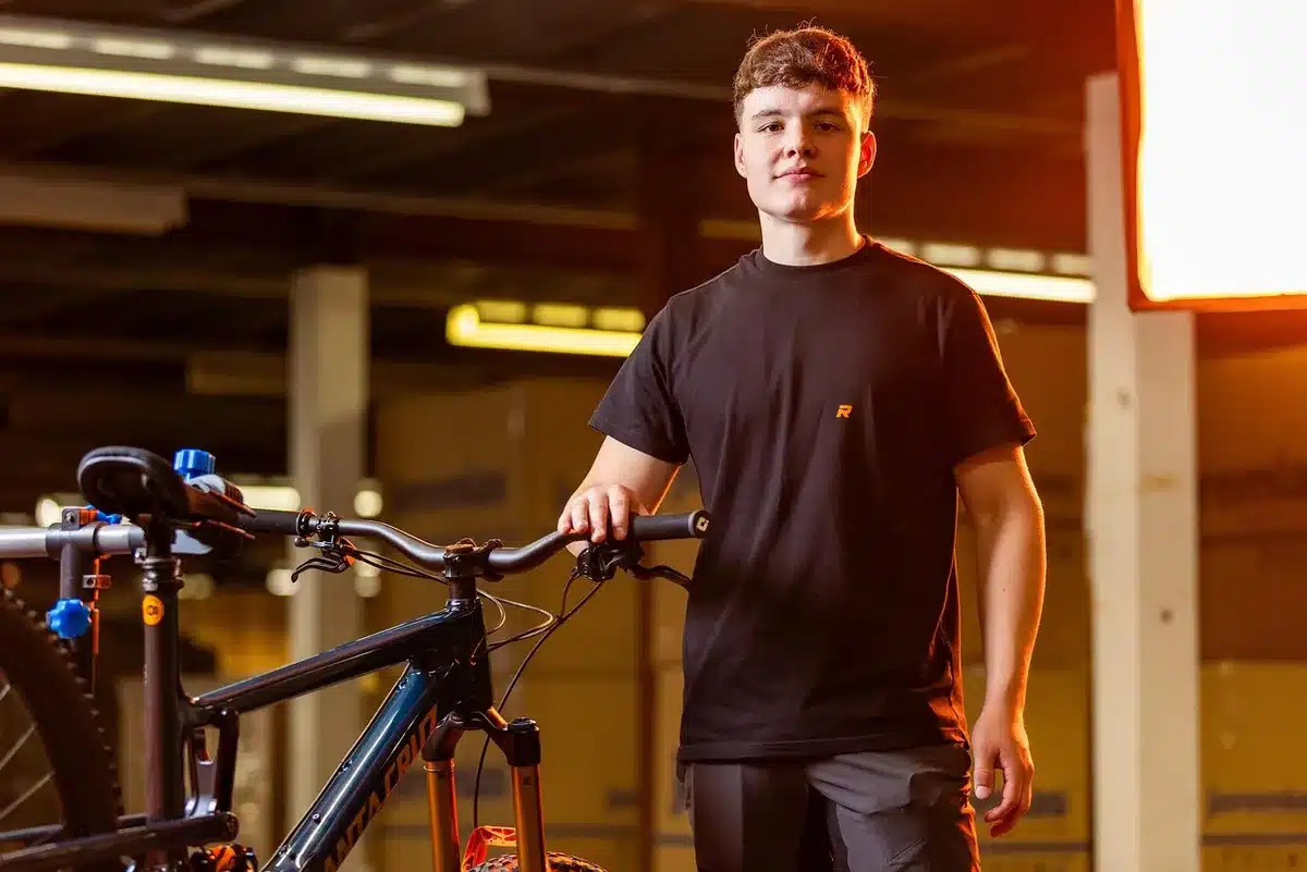 Bicicleta de contrarreloj y medallas que evocan títulos nacionales