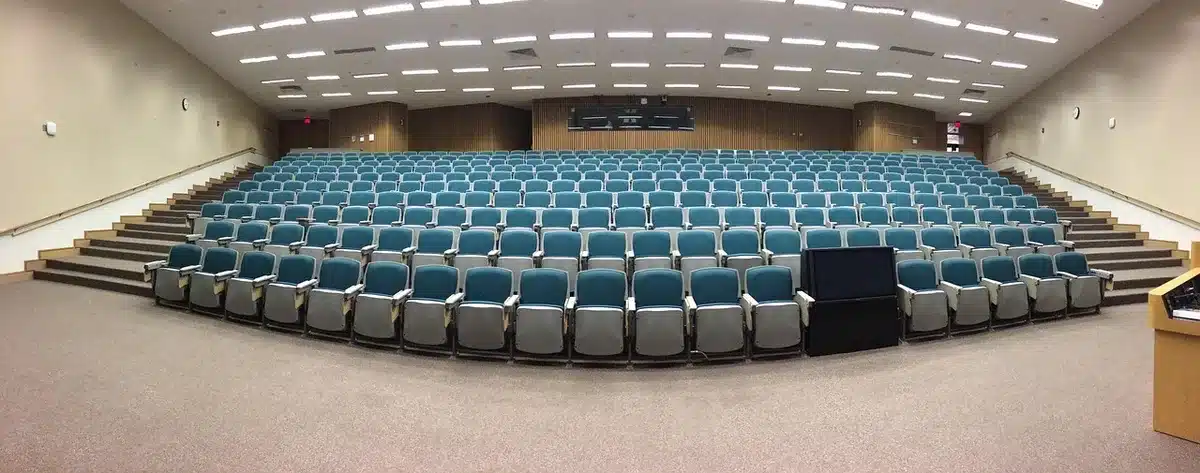 Sala de prensa vacía y atril con micrófonos sin audiencia
