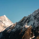 Ciclistas en una subida de montaña, siluetas anónimas hacia la cumbre