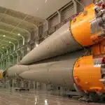 Sala de control de misión espacial con pantallas de monitoreo y datos de lanzamiento
