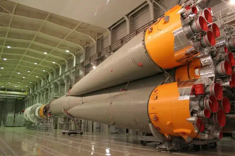 Sala de control de misión espacial con pantallas de monitoreo y datos de lanzamiento