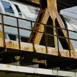 Cola de lanzaderas junto al aparcamiento de un estadio, viajeros subiendo al autobús