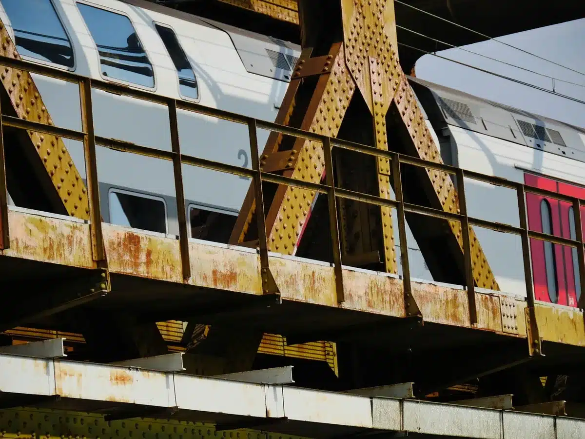 Cola de lanzaderas junto al aparcamiento de un estadio, viajeros subiendo al autobús