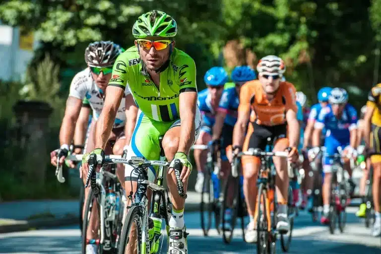 Ciclista profesional preparando su bicicleta en una instalación moderna de entrenamiento