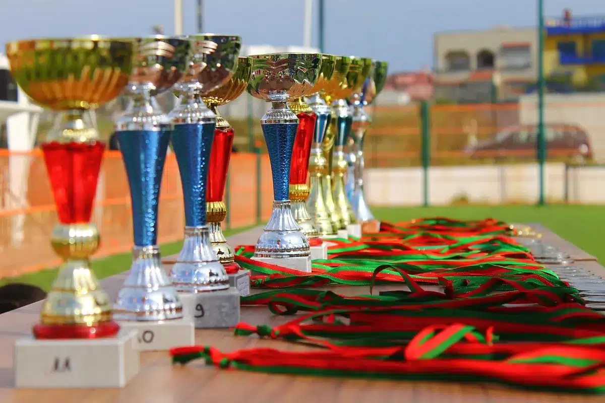 Podio con medallas sobre una piscina tras campeonato europeo