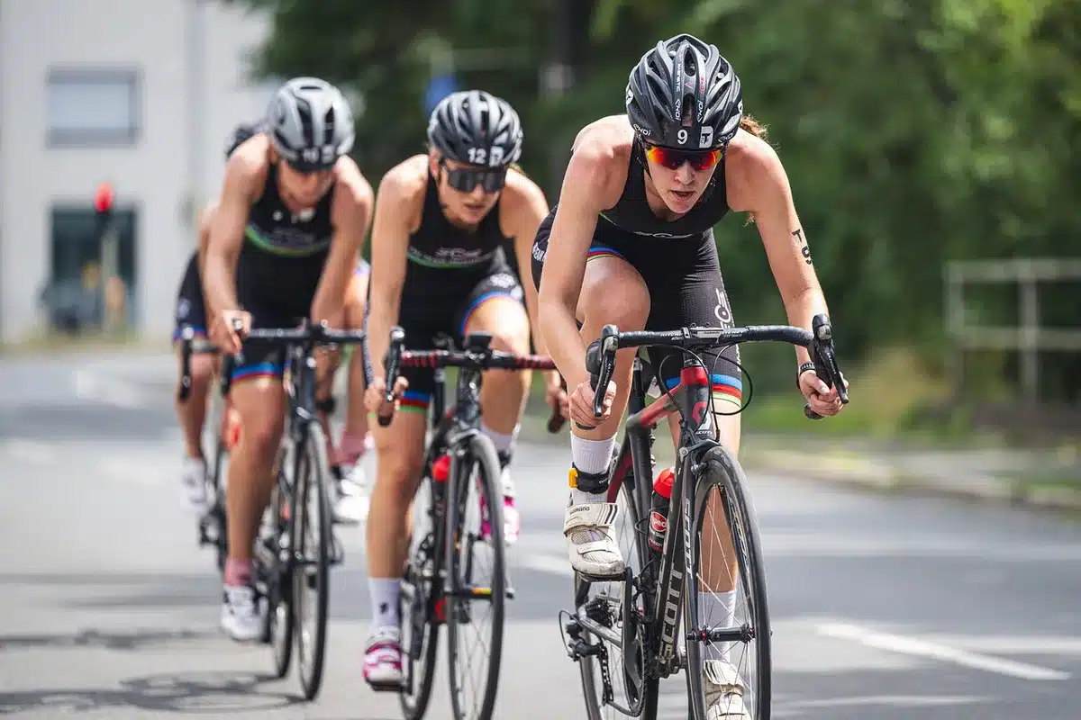 Ciclista comunicándose por radio durante la carrera