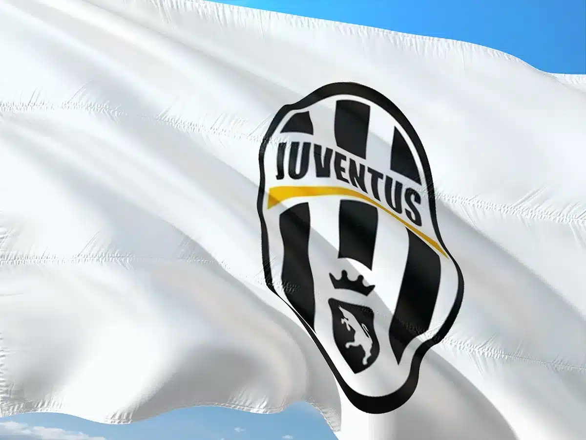 Bolas de sorteo y una pantalla con gráficos para simbolizar el método híbrido de la UEFA