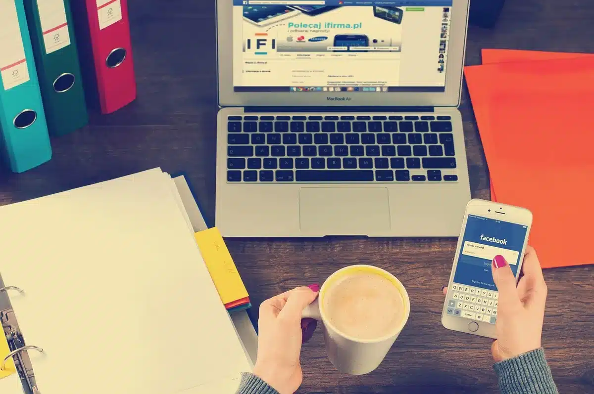 Móviles mostrando publicaciones en redes y notas escritas que representan comunicados públicos