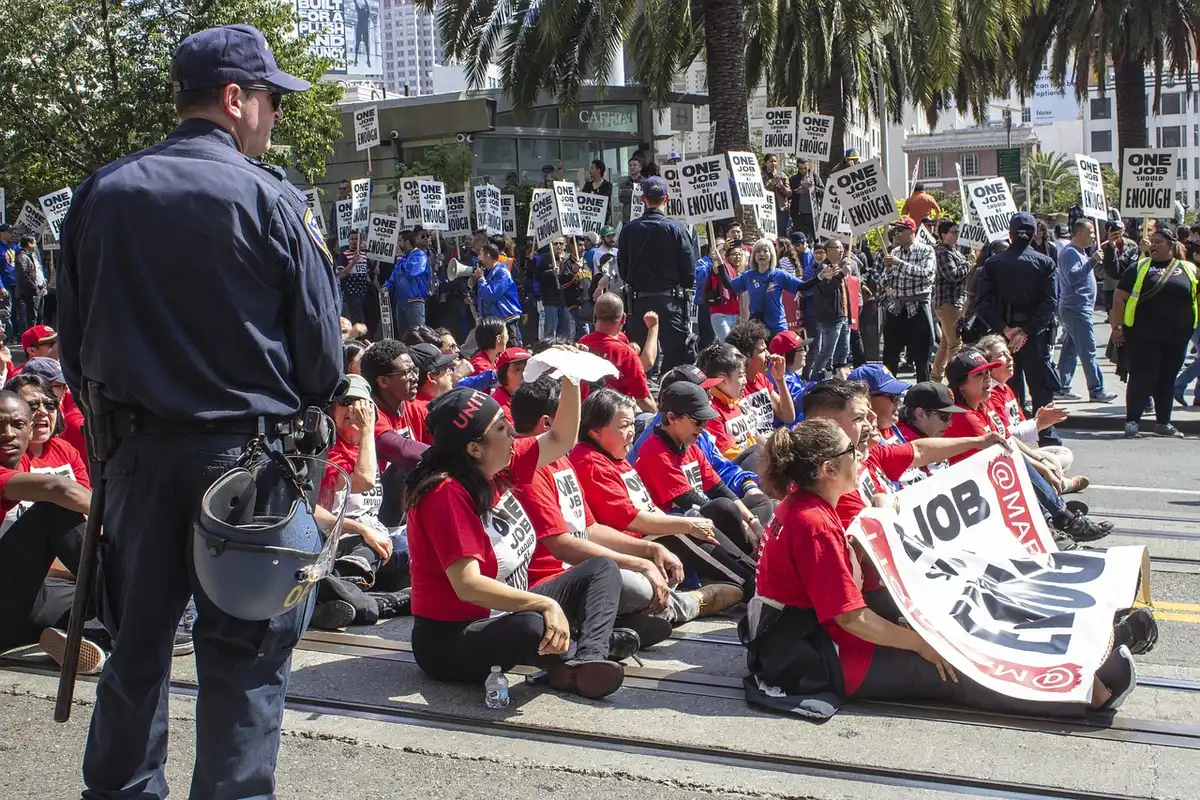 Marcha de estudiantes protestando en la calle por seguridad