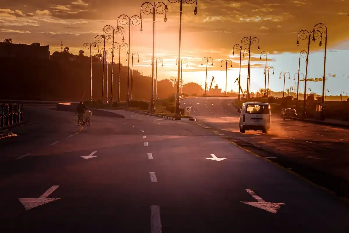 Ciclista cruzando la meta en solitario tras una etapa