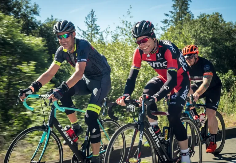 Ciclista en fuga subiendo un puerto corto con grupo perseguidor en el valle