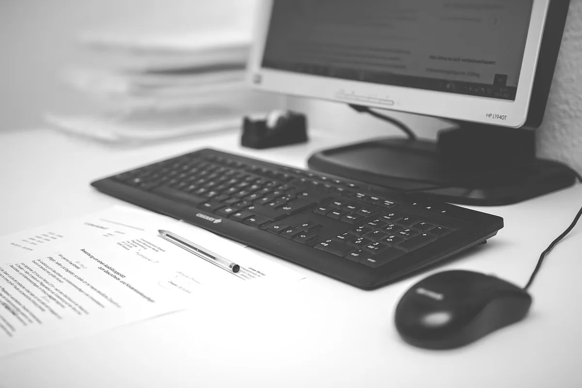 Oficina municipal con expedientes y nóminas sobre escritorio