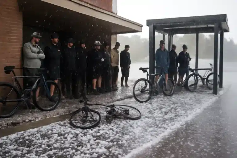 La Vuelta: etapa 3 suspendida por violenta granizada