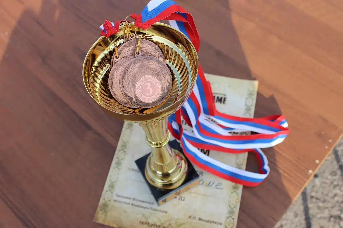 Podio con ciclistas y medallas tras la ceremonia