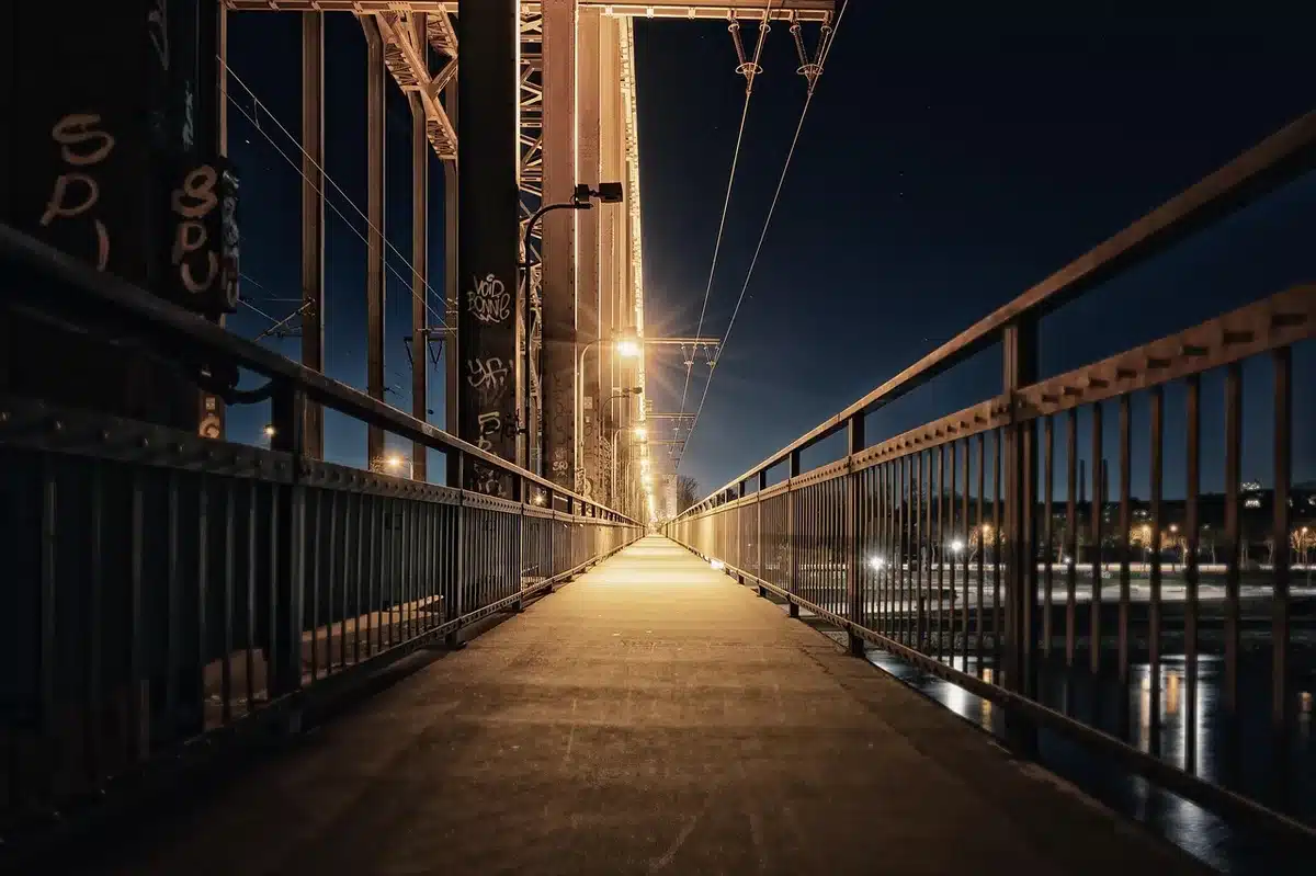 Calle con señales de disturbio y caseta desmontada tras agresión