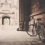Esprint masivo en una llegada plana en un pueblo eslovaco, ciclistas anónimos