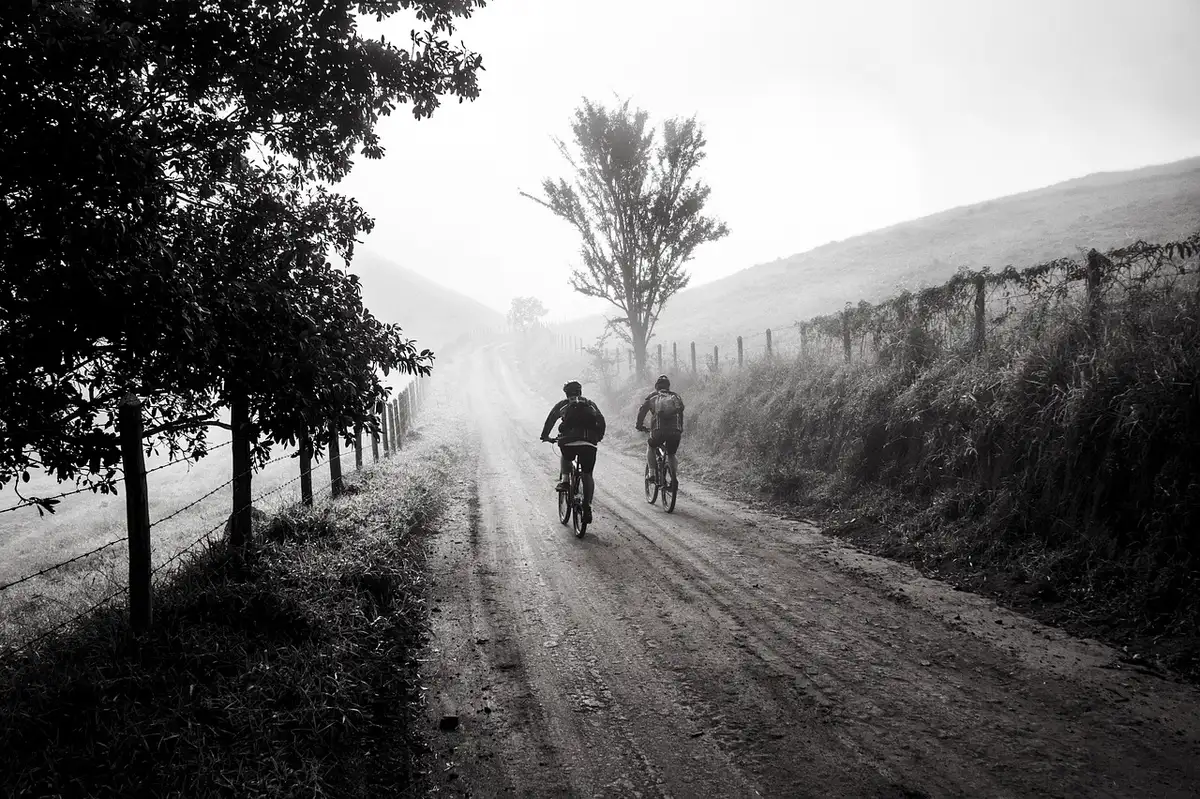 Podio de la etapa con tres ciclistas y sus equipos