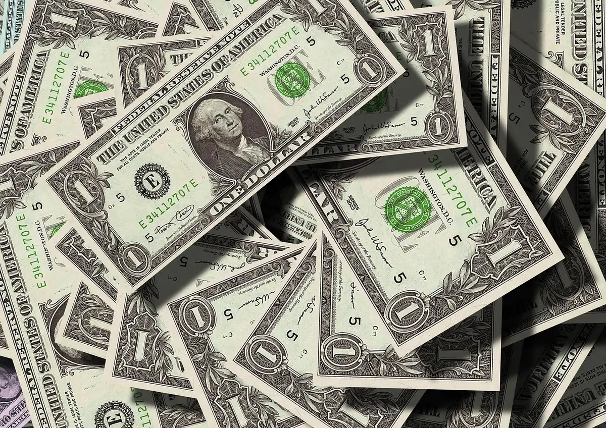 Informes financieros y hojas de cálculo que ilustran impacto económico